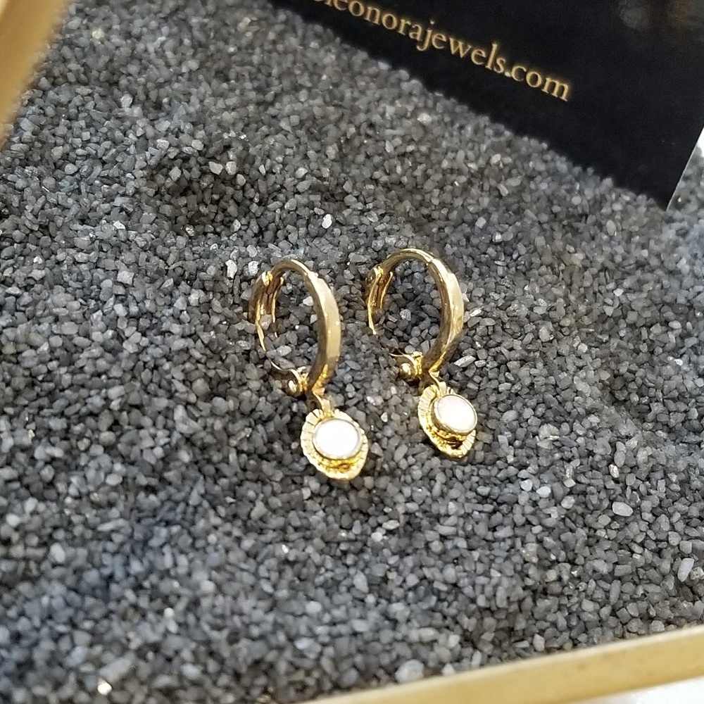 Small charm gold huggie hoop earrings - Picture 2 of 7